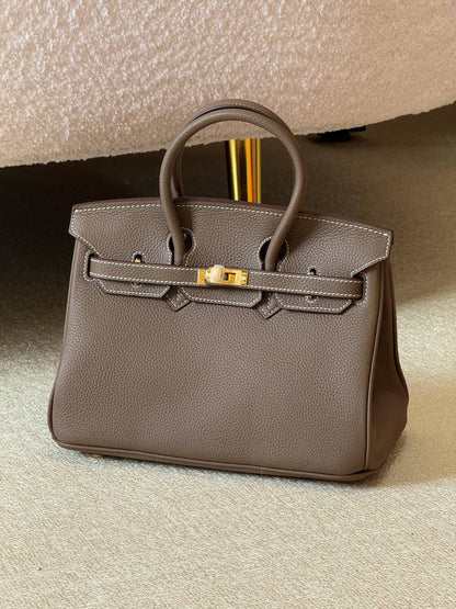 Hermes birkin 25cm💕master quality😍

with box❤️
🎁🎁🎁

400 dhs🪙🌨️

Zain52
♥️♥️♥️
