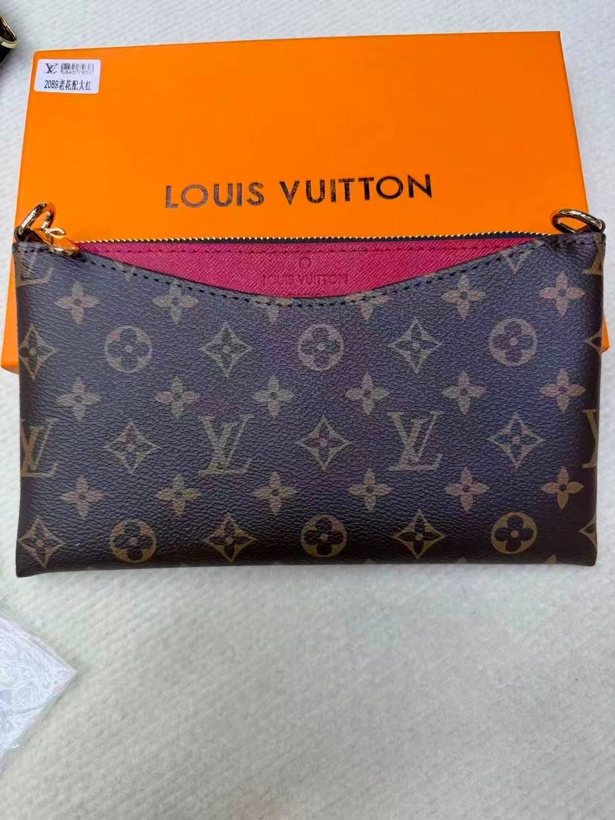 LV
Size  25×14cm
Withbox
70 dhs🇦🇪🇦🇪

Zain04
♥️♥️♥️