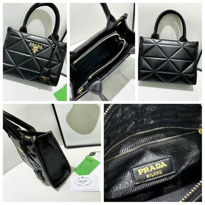 Prada
95 dhs✅
high quality
24cm

Zain26
♥️♥️♥️