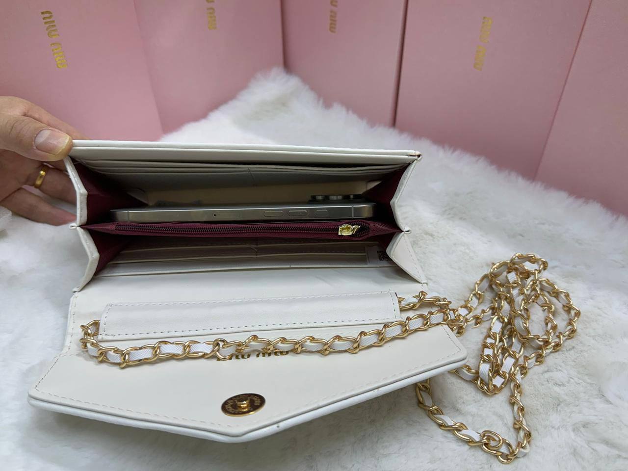 NEW CAME 
MIU MIU BAG
GOOD QUALITY 
45 dhs❣️

WITHBOX
🎁🎁🎁

SIZE- 20*12*3

Zain40
♥️♥️♥️