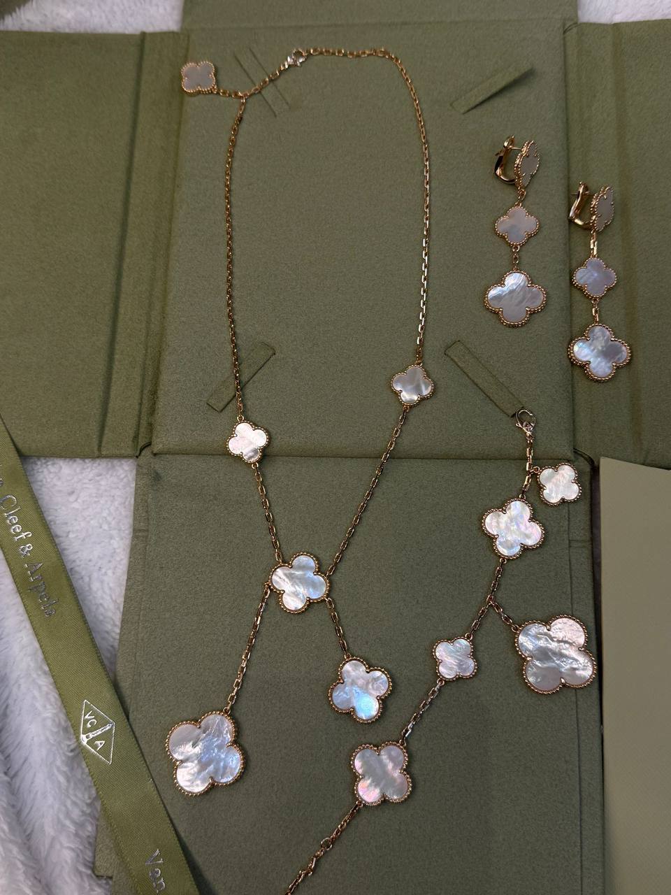 Vancleef Set
with normal box 🎁
320 dhs🪙🌨️

with original box 
🎁🎁🎁
400 dhs🪙🌨️

Zain209
♥️♥️♥️