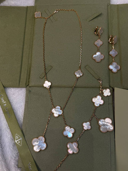 Vancleef Set
with normal box 🎁
320 dhs🪙🌨️

with original box 
🎁🎁🎁
400 dhs🪙🌨️

Zain209
♥️♥️♥️