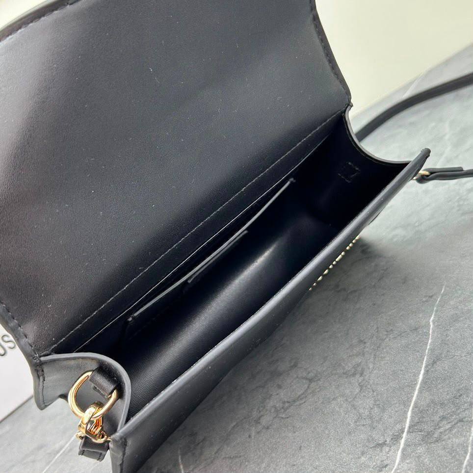 JACQUEMUS 

COPY ONE 

RESTOCK 

WITH BOX 

BIG SIZE  220 DHS……
(Leather)

Zain295
♥️♥️♥️♥️