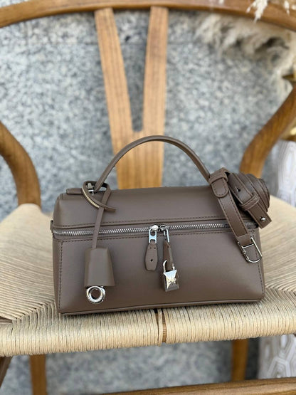 LORO PIANA
22cm
350 dhs🇦🇪
Top quality 
With box🎁

Zain167
♥️♥️♥️