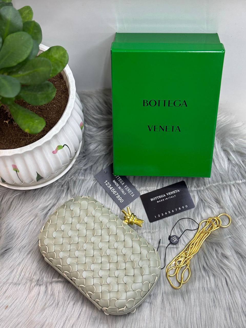 BOTTEGA
SIZE  ………21 CM 🥰
115 dhs🪙🌨️

with Box
🎁🎁🎁

Zain244
♥️♥️♥️