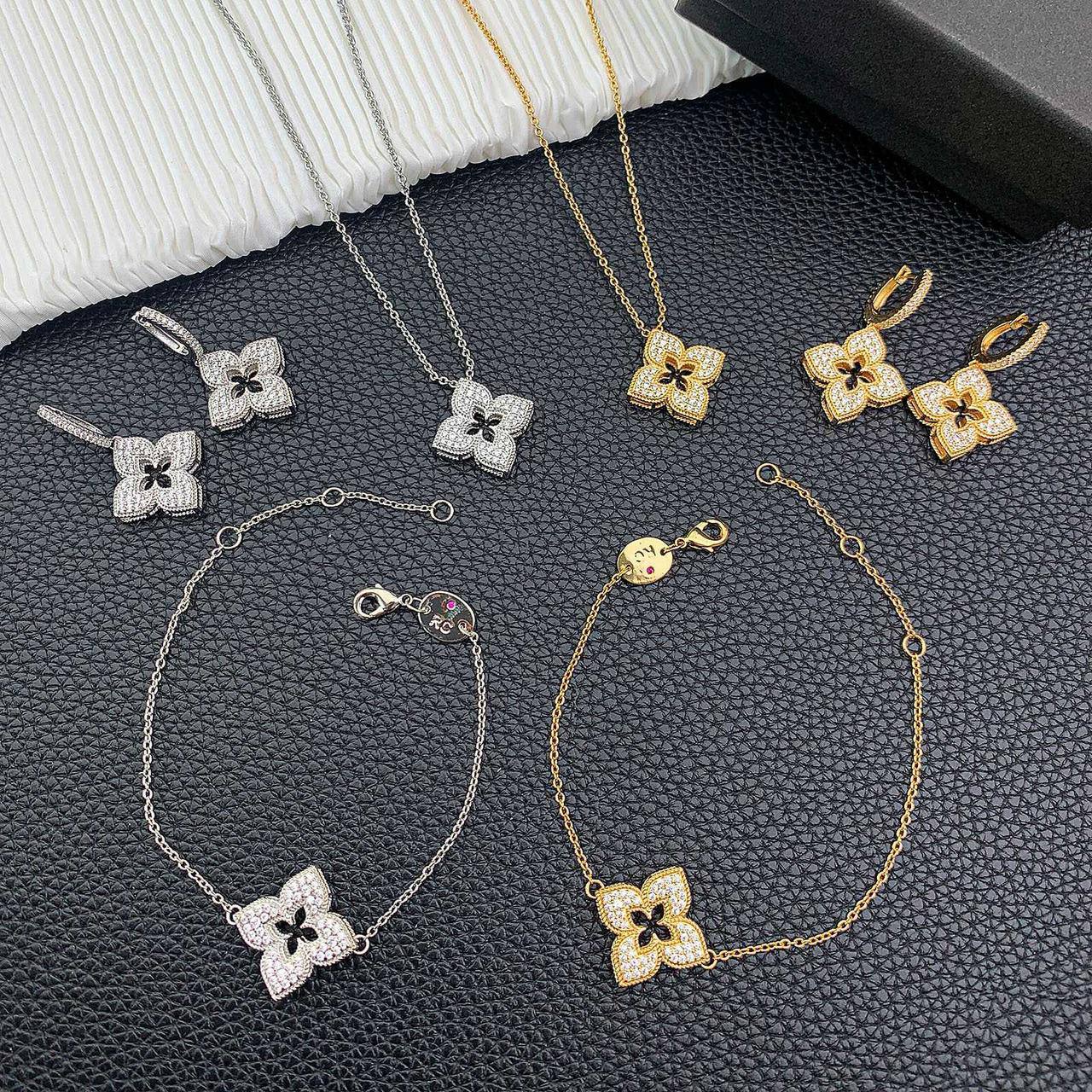 Roberto coin ❤️‍🔥*
Necklace ✨
Bracelet 🍁
Earring 🦋
With normal boxes 🗃️ 
130 dhs🇦🇪
With master box 📦 
220 dhs🇦🇪

Zain216
♥️♥️♥️