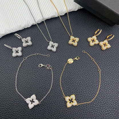 Roberto coin ❤️‍🔥*
Necklace ✨
Bracelet 🍁
Earring 🦋
With normal boxes 🗃️ 
130 dhs🇦🇪
With master box 📦 
220 dhs🇦🇪

Zain216
♥️♥️♥️