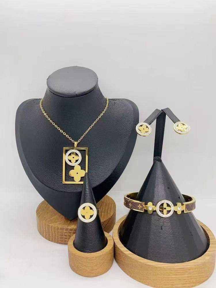 Accessories Set
50 dhs🪙🌨️

Zain45
♥️♥️♥️