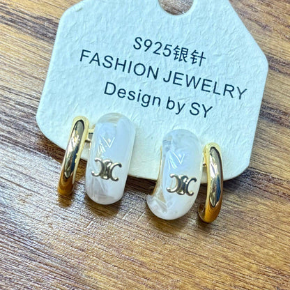 Earring ❤️‍🔥*
good quality 💯
With black boxes 🗃️ 
20 dhs❣️
With normal boxes 📦 
30 dhs❣️

Zain216
♥️♥️♥️