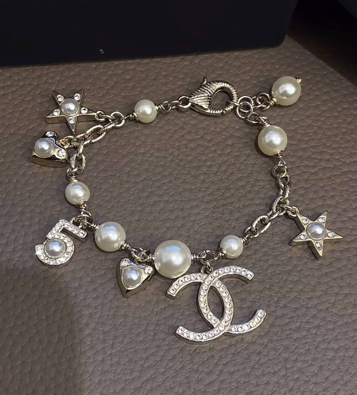 CHANEL ❤️‍🔥*
Bracelet 💥
Master quality 💯
With normal boxes 🗃️ 
60 dhs✅
With master box 📦 
85 dhs✅

Zain216
♥️♥️♥️