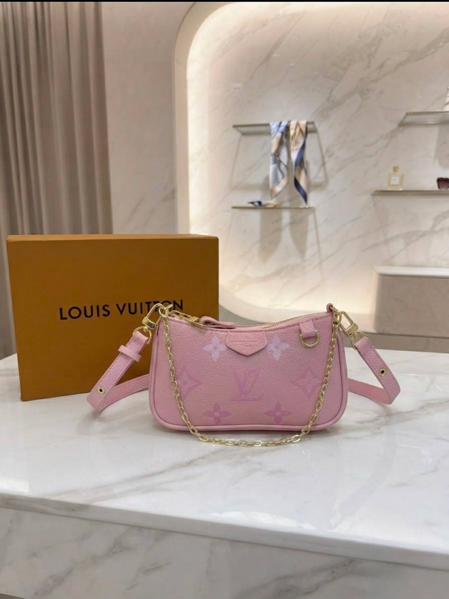 LV ᴇᴍᴘʀᴇɪɴᴛᴇ
sʜᴏᴜʟᴅᴇʀ ʙᴀɢ /ʟᴏɴɢ sᴛʀᴀᴘ
ɢᴏʟᴅʜᴀʀᴅᴡᴀʀᴇ 
ᴡɪᴛʜʙᴏx
ʟᴇᴀᴛʜᴇʀ
sɪᴢᴇ:21ᴄᴍ
95 dhs🇦🇪🇦🇪

Zain56
♥️♥️♥️