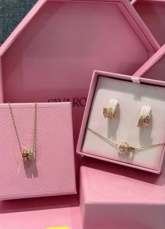 Swaroviski set
Necklace 
Earrings 
Bracelet 
Master quality 🪅

*155* AED normal box 📦 
*200* AED master box 🗃️

Zain48
♥️♥️♥️