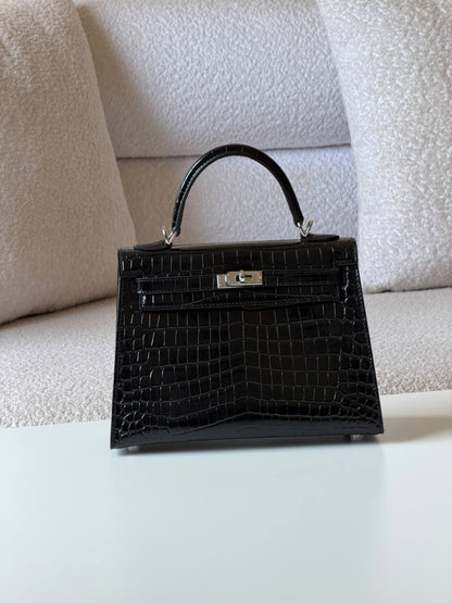 Hermes kelly 

25cm💥

Master quality ✅
with box 📦 
700 dhs🇦🇪🇦🇪

Zain52
♥️♥️♥️