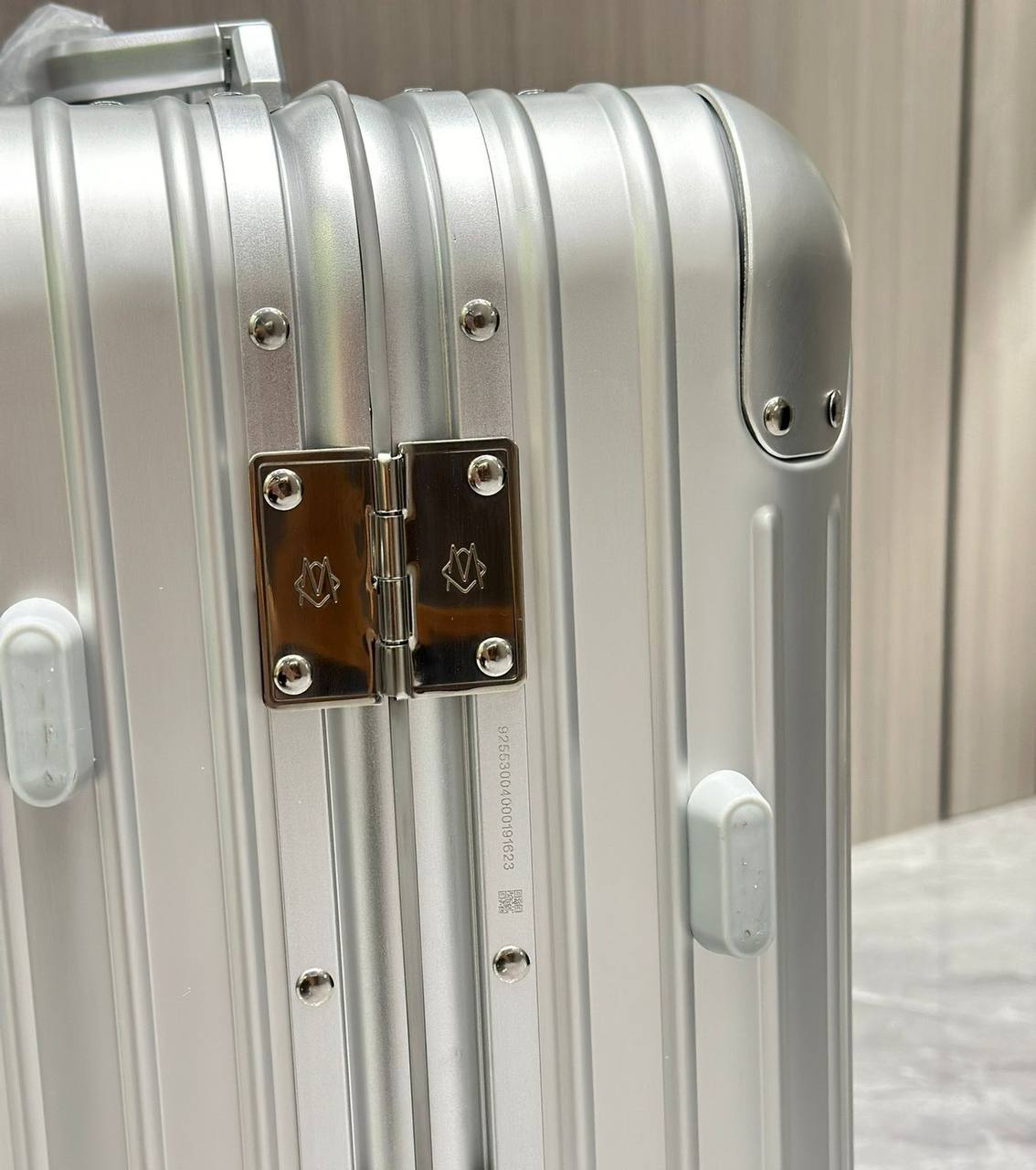 RIMOWA 
NEW CAME 
MASTER QUALITY 
BIG SIZE  100  DHS……🇦🇪
MEDUIM SIZE  850  DHS……🇦🇪
SMALL SIZE  750  DHS……🇦🇪

Zain39
♥️♥️♥️