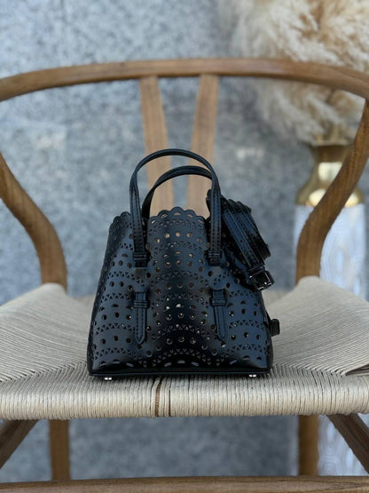 ALAIA
17cm
300 dhs✅
20cm
310 dhs✅
Top quality 
With box🎁

Zain167
♥️♥️♥️
