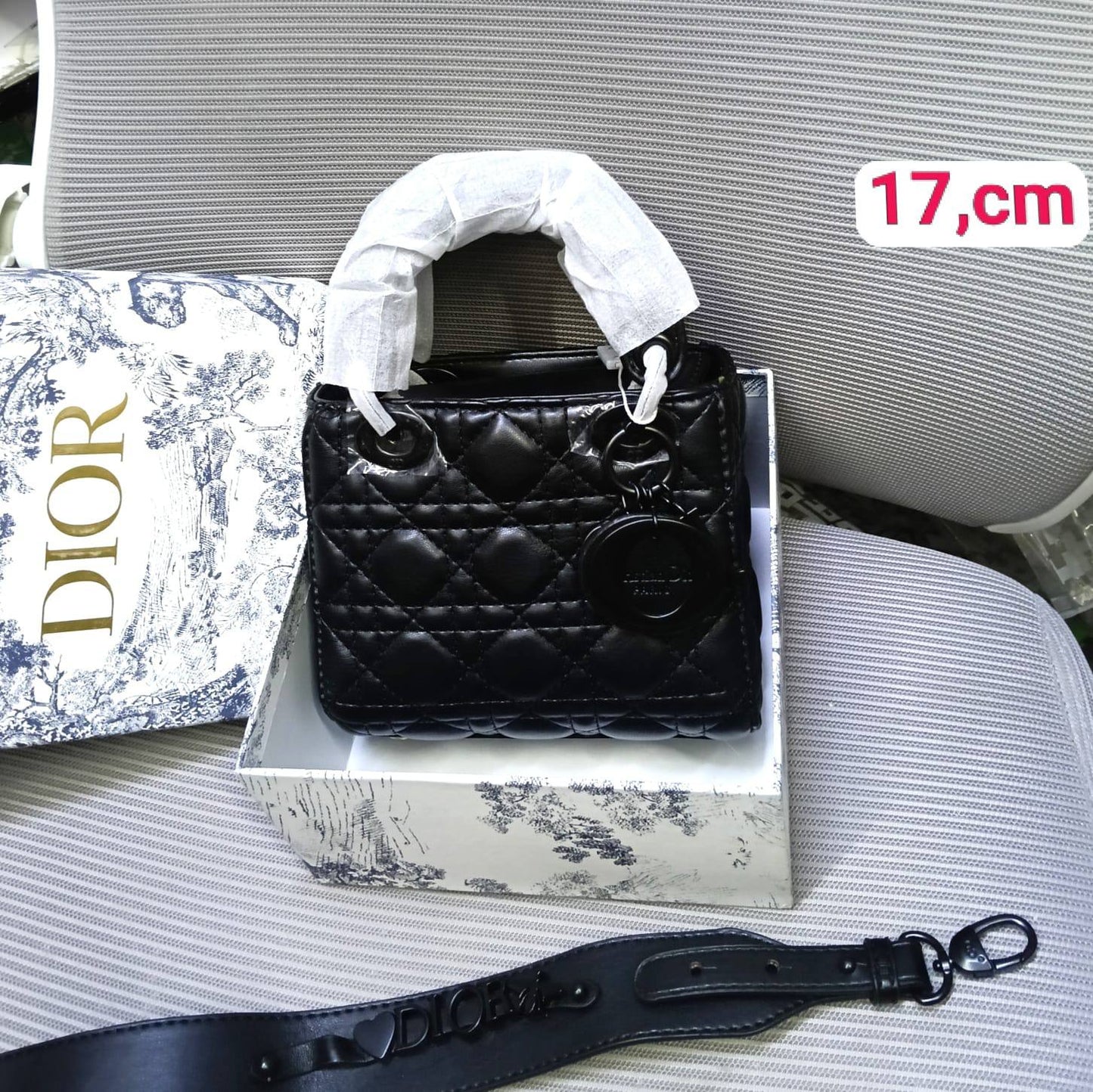 Dior
105 dhs✅
with box

Zain26
♥️♥️♥️