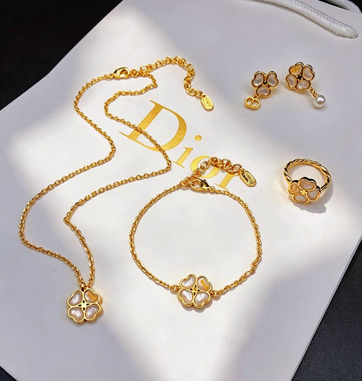 DIOR SET 
MASTER ✨💫
NECKLACE BRACELET EARRINGS RING
WITH BOX AND PAPER BAG🎁🛍️
205 dhs🇦🇪🇦🇪

Zain89
♥️♥️♥️