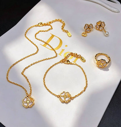 DIOR SET 
MASTER ✨💫
NECKLACE BRACELET EARRINGS RING
WITH BOX AND PAPER BAG🎁🛍️
205 dhs🇦🇪🇦🇪

Zain89
♥️♥️♥️