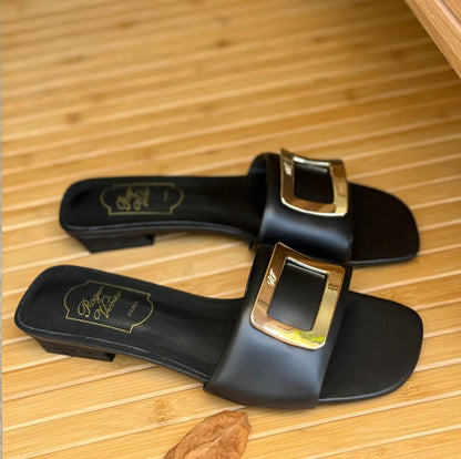 Roger Vivier
AAA Quality
𝗦𝗶𝘇𝗲 𝟯𝟲 𝘁𝗼 𝟰𝟭 
400 dhs💓

Zain303
♥️♥️♥️