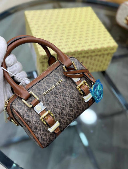 Mk 
19cmx14cmx8cm 

85 dhs✅

 with box
🎁🎁🎁

Zain72
♥️♥️♥️