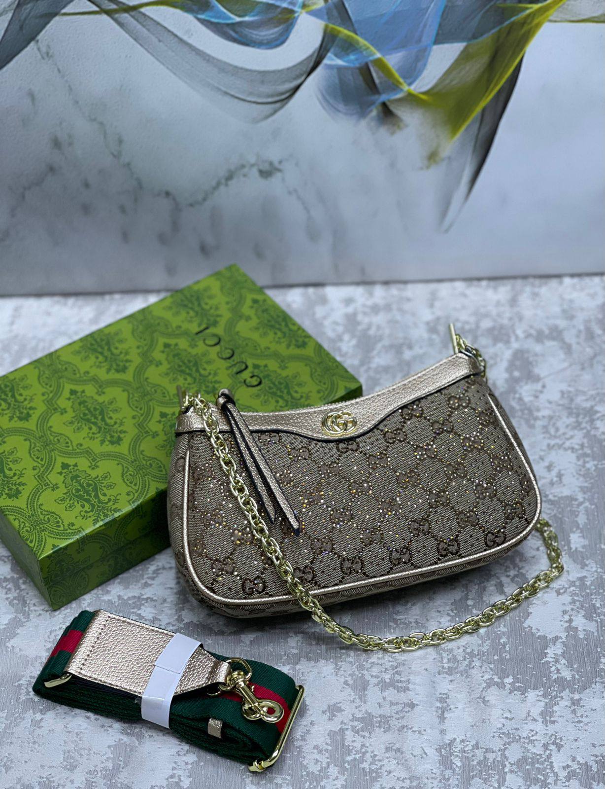Gucci

with box 
🎁🎁🎁

95 dhs❣️

Zain175
♥️♥️♥️