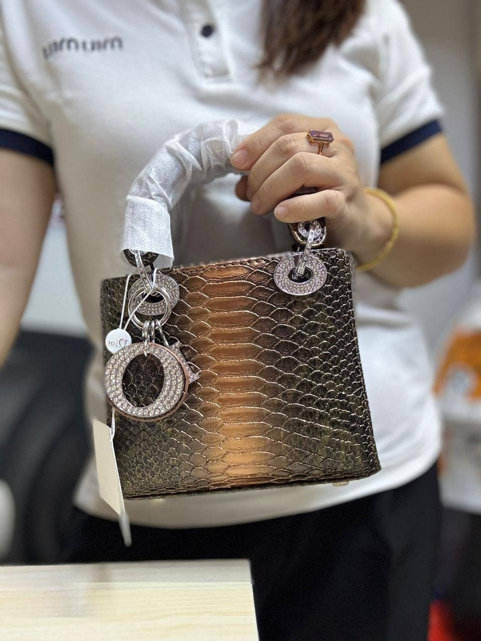 🌹  Lady Dior rare materials
1️⃣ First quality +🎁
Size : 17 * 14 * 7 cm
110 dhs✅
with box 🎁

Zain115
♥️♥️♥️