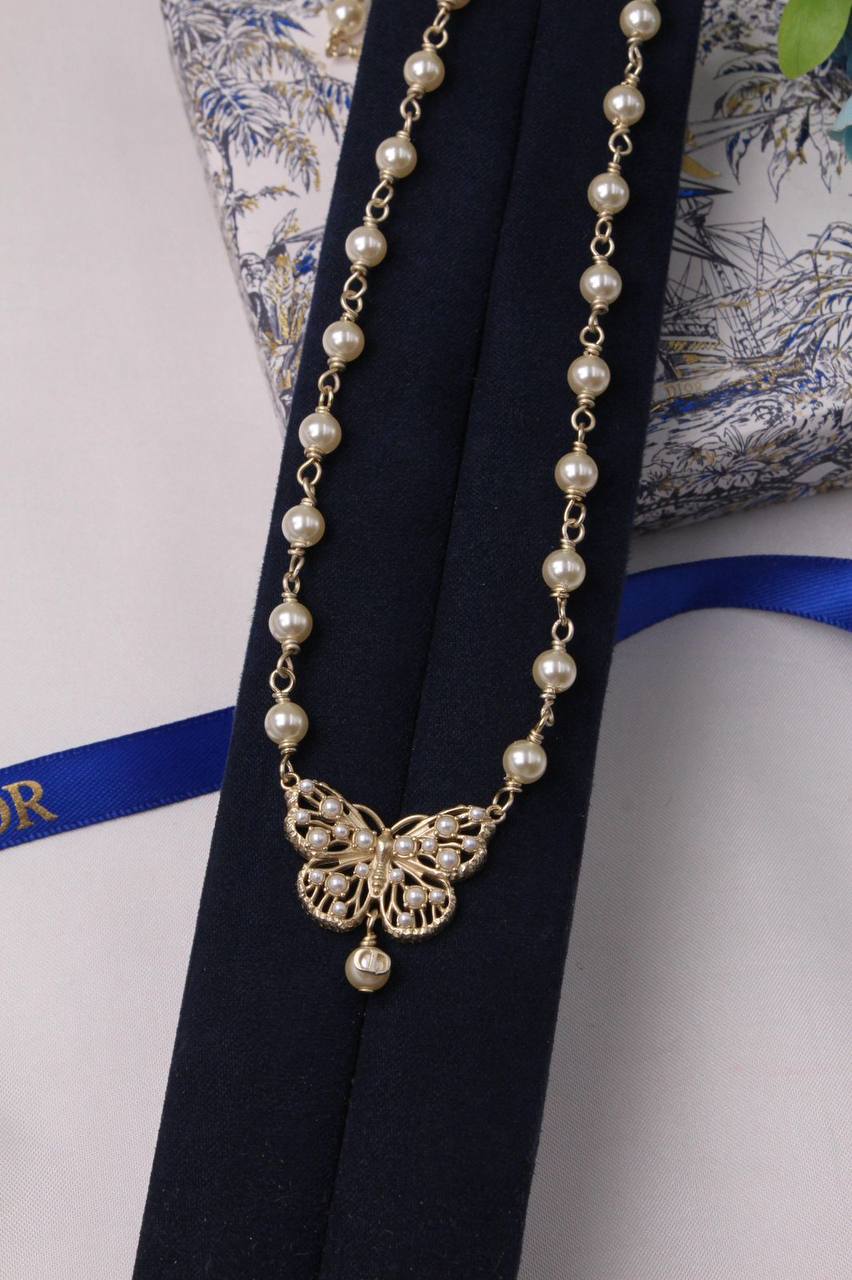 DIOR 🤍
* ⁠↗️ *Super Master Quality ®️*⬆️
* DIOR  CD Butterfly Chain with Pearl PENDANT , EARINGS & BRACLET
*260 dhs✅* with *Normal* Box & Bag
*270 dhs✅* with *Good* Packaging 🎁

Zain106
♥️♥️♥️