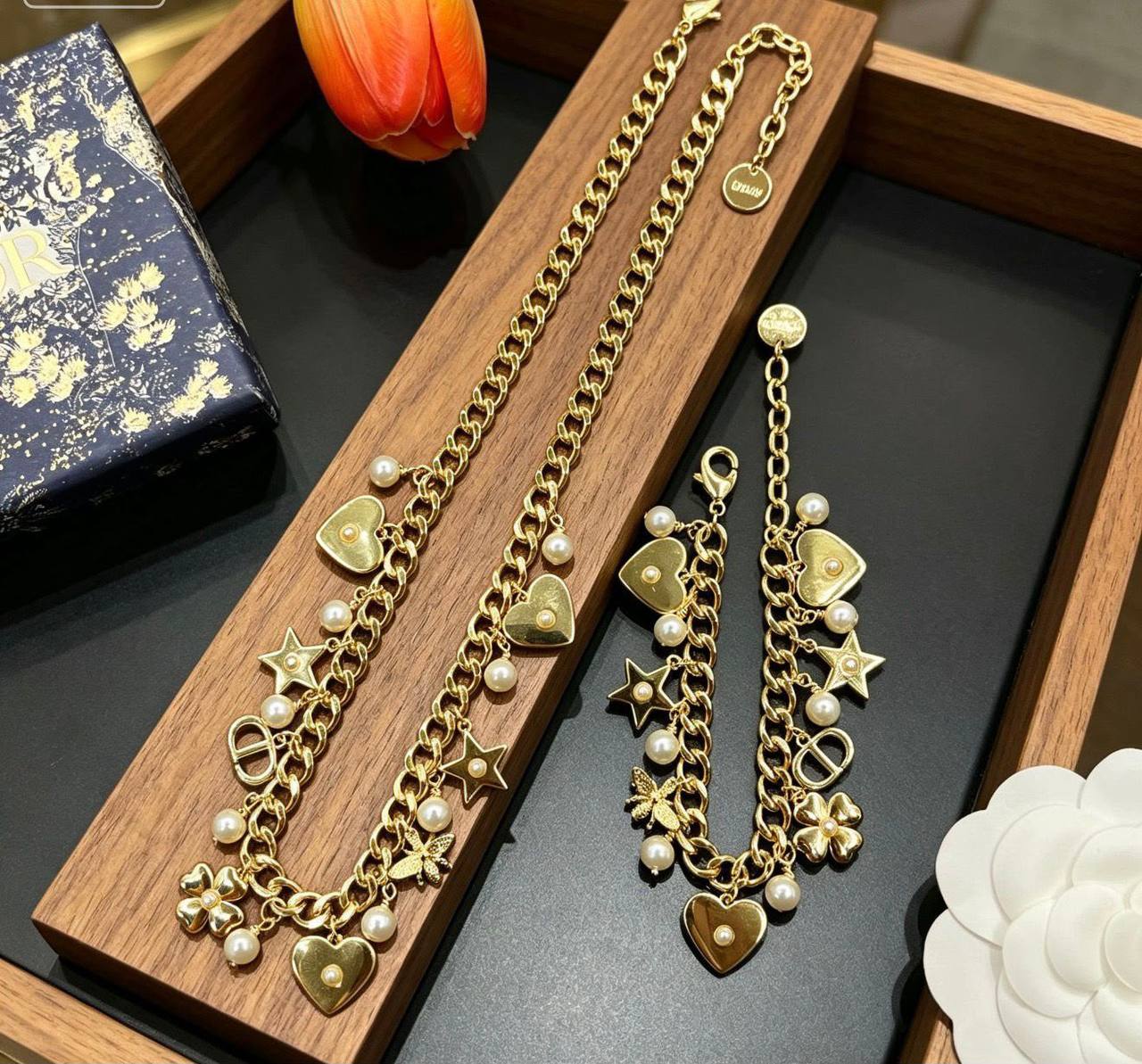 Dior  set 💎
Necklace 
Earrings 
Bracelet 
Master quality 💐

*170* AED normal box 📦

Zain48
♥️♥️