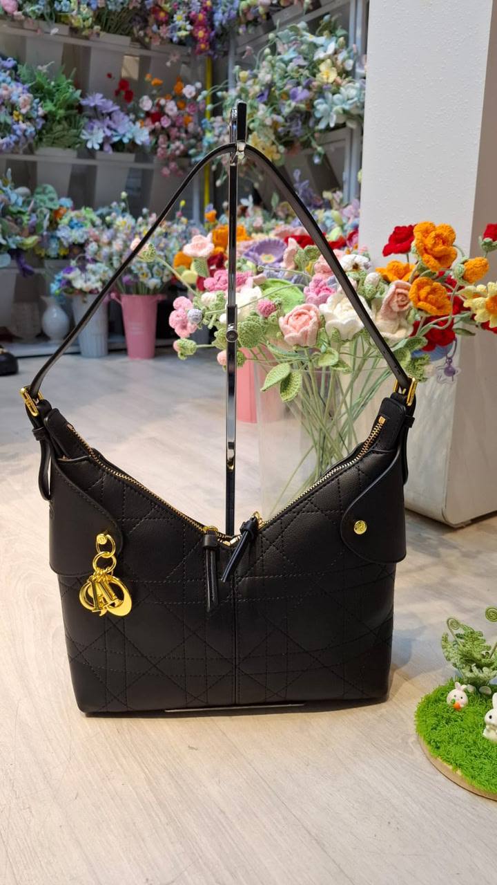 DIOR
27cm
100 dhs✅

Zain44
♥️♥️♥️
