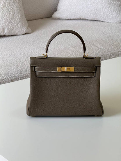 Hermes kelly togo 28cm💕
master quality😍

with box❤️
🎁🎁🎁

400 dhs🪙💕

Zain52
♥️♥️♥️