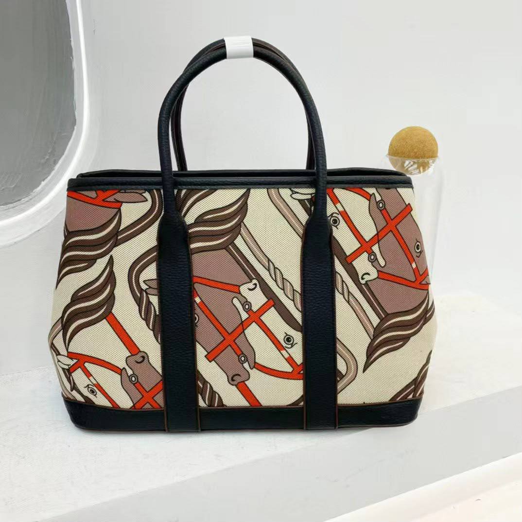 ETRO


120 dhs🇦🇪🇦🇪🇦🇪

size 38cm

Zain161
♥️♥️♥️