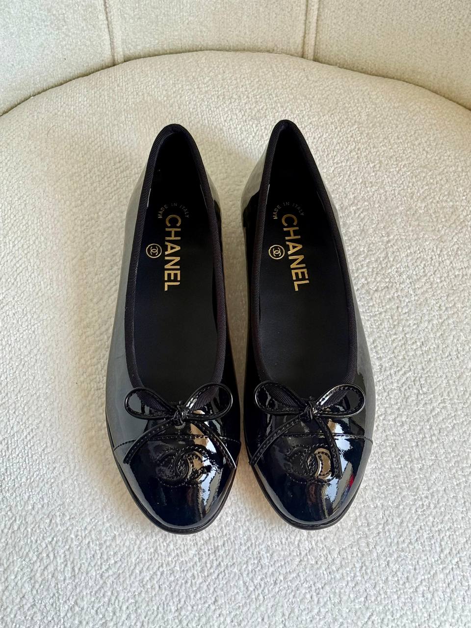 Chanel
Super *AAA* *+* Quality 💯 
With original packing🎁🎁
SIZE:36and42
Available now
450 dhs💓

Zain309
♥️♥️♥️