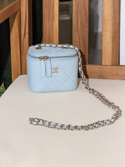 CHANEL 
Super Master Quality ⚡️
Original Packing 🎁
Size 10CM📏
For Price 👇 WhatsApp✅
0568585901 
0507557372
0552275751 Owner Zain 👌

Zain321
♥️♥️♥️