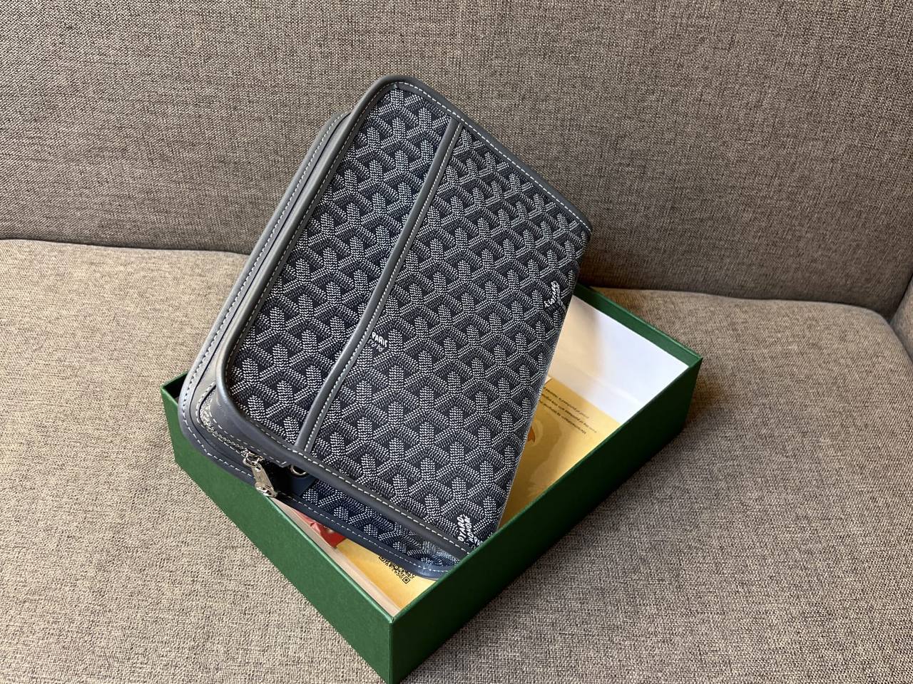 Goyard
70 dhs✅
with box
🎁🎁🎁

25cm

Zain26
♥️♥️♥️