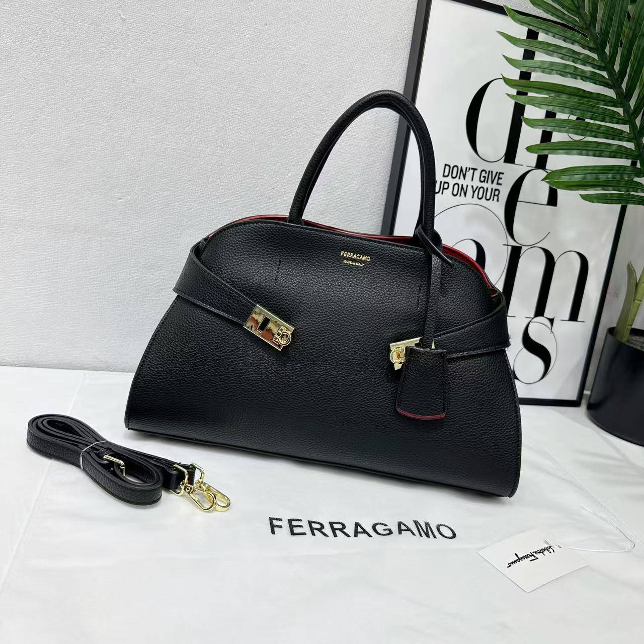 Perragamo
New
120 dhs🪙🌨️

Zain200
♥️♥️♥️