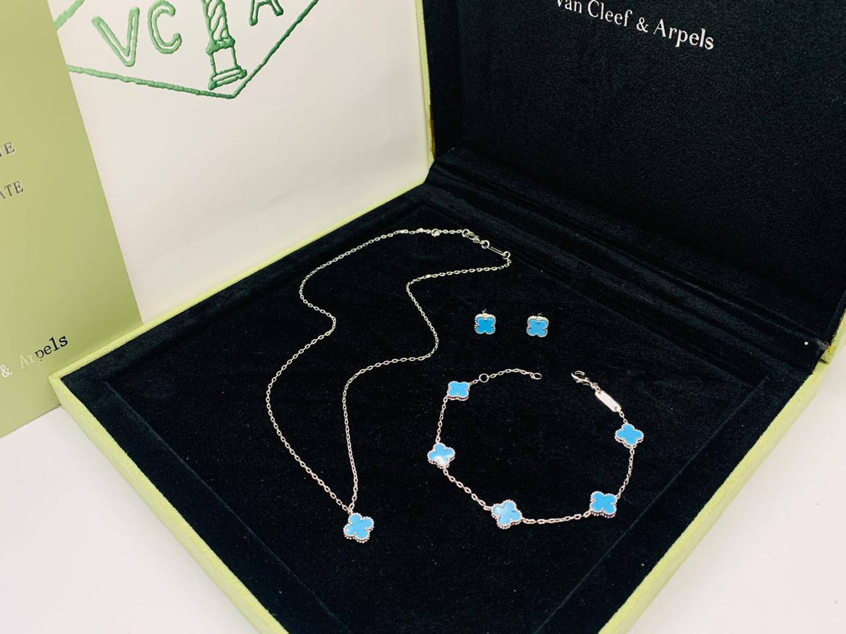 VANCLEAF MINI

SET MASTER
NECKLACE BRACELET EARRINGS
WITH GOOD BOX AND PAPER BAG🛍️🎁
150 dhs🇦🇪🇦🇪

Zain89
♥️♥️♥️