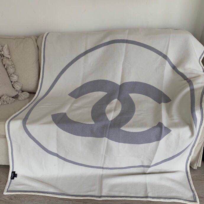 New collection 
Master 
Throw blanket in Merinos wool and cashmere (90%
rinos wool, 10% cashmere)
Size 135*170
👉🏽Blanket 
150 dhs✅

👉🏽Pillows with feeling
90 dhs✅

Zain99
♥️♥️♥️