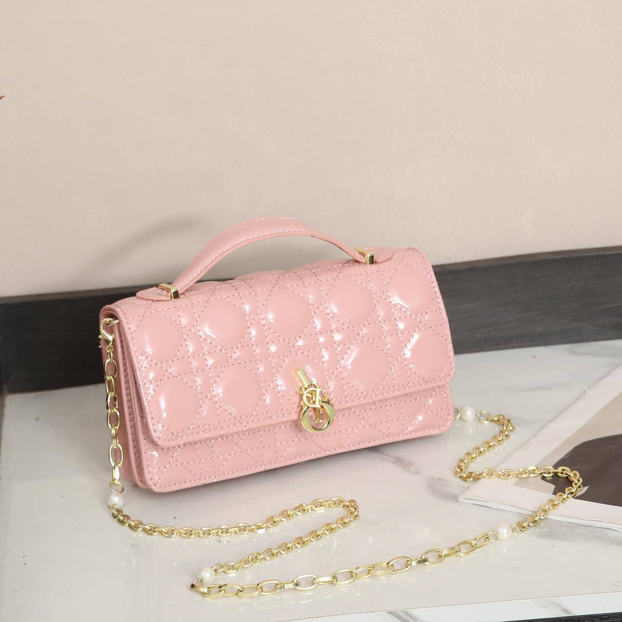 Dior
Best quality 
with box’s 
🎁🎁🎁

110 dhs🪙💕
size 21cm

Zain158
♥️♥️♥️