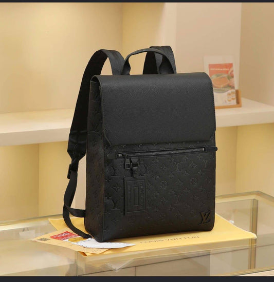 LV Backpack 
Good Quality 
105 dhs🪙🌨️

Zain250
♥️♥️♥️