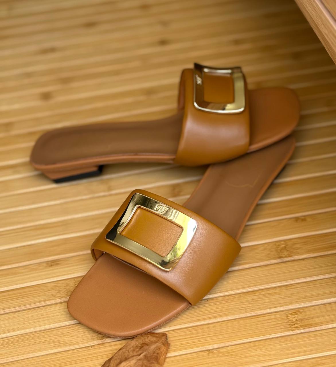 Roger Vivier
AAA Quality
𝗦𝗶𝘇𝗲 𝟯𝟲 𝘁𝗼 𝟰𝟭 
400 dhs💓

Zain303
♥️♥️♥️