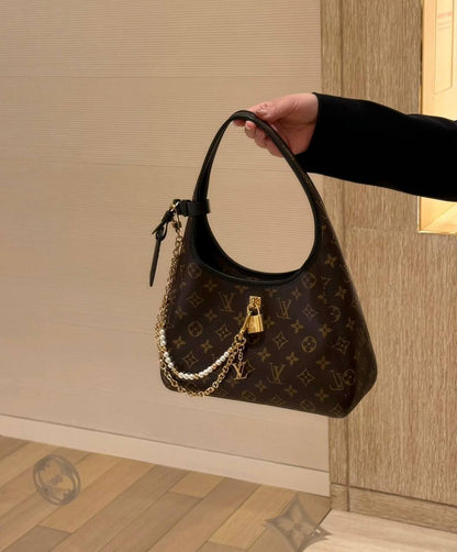LV
VIP Quality 

400 dhs❤️

With box
🎁🎁🎁

Zain255
♥️♥️♥️
