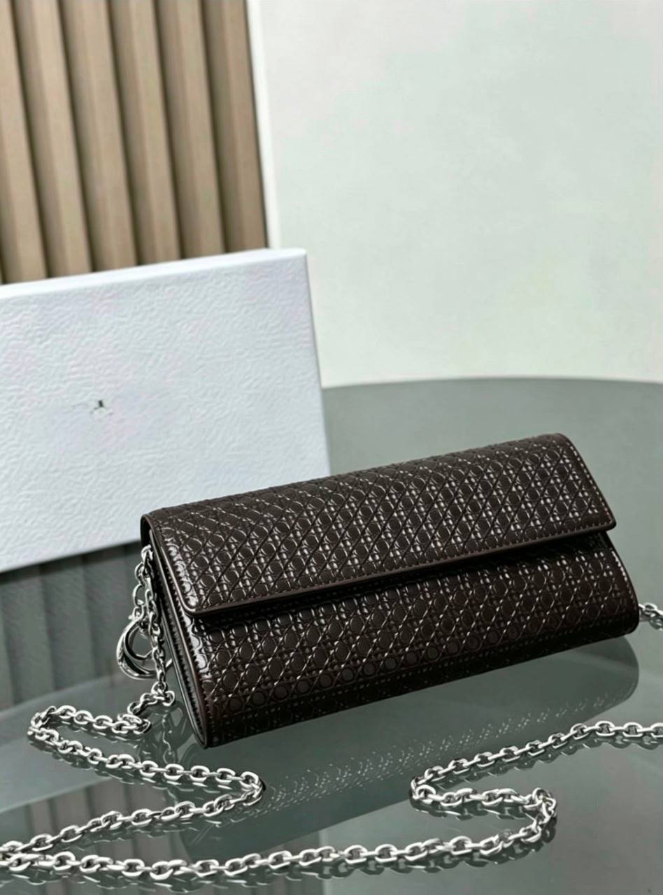 Dior
105 dhs🇦🇪🇦🇪 
with box high quality

Zain21
♥️♥️♥️