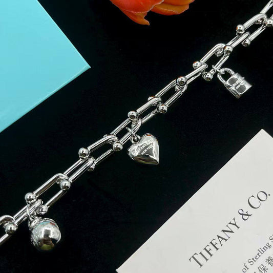 Tiffany ❤️‍🔥*
Bracelet ✨
Master quality 💯
With normal boxes 📦 
60 dhs❣️
With master box 🗃️ 
90 dhs❣️

Zain216
♥️♥️♥️