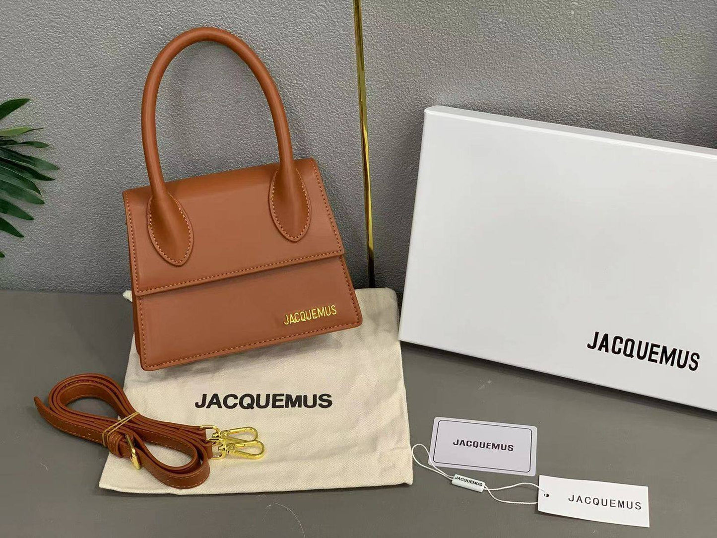 JACQUEMUS
SIZE  ………19CM 🥰
95 dhs❣️
with BOX🌷

Zain51
♥️♥️♥️