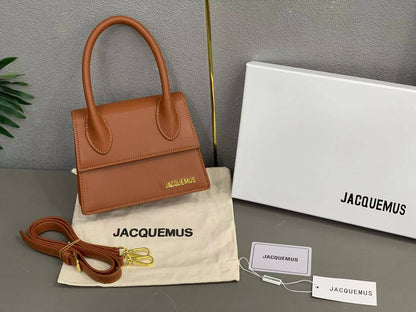 JACQUEMUS
SIZE  ………19CM 🥰
95 dhs❣️
with BOX🌷

Zain51
♥️♥️♥️