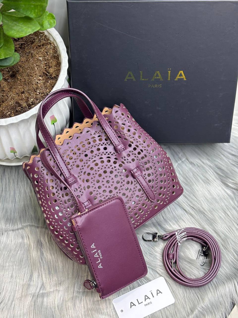 ALAIA
SIZE  ………20CM 🥰
90 dhs🪙🌨️

with Box
🎁🎁🎁

Zain244
♥️♥️♥️