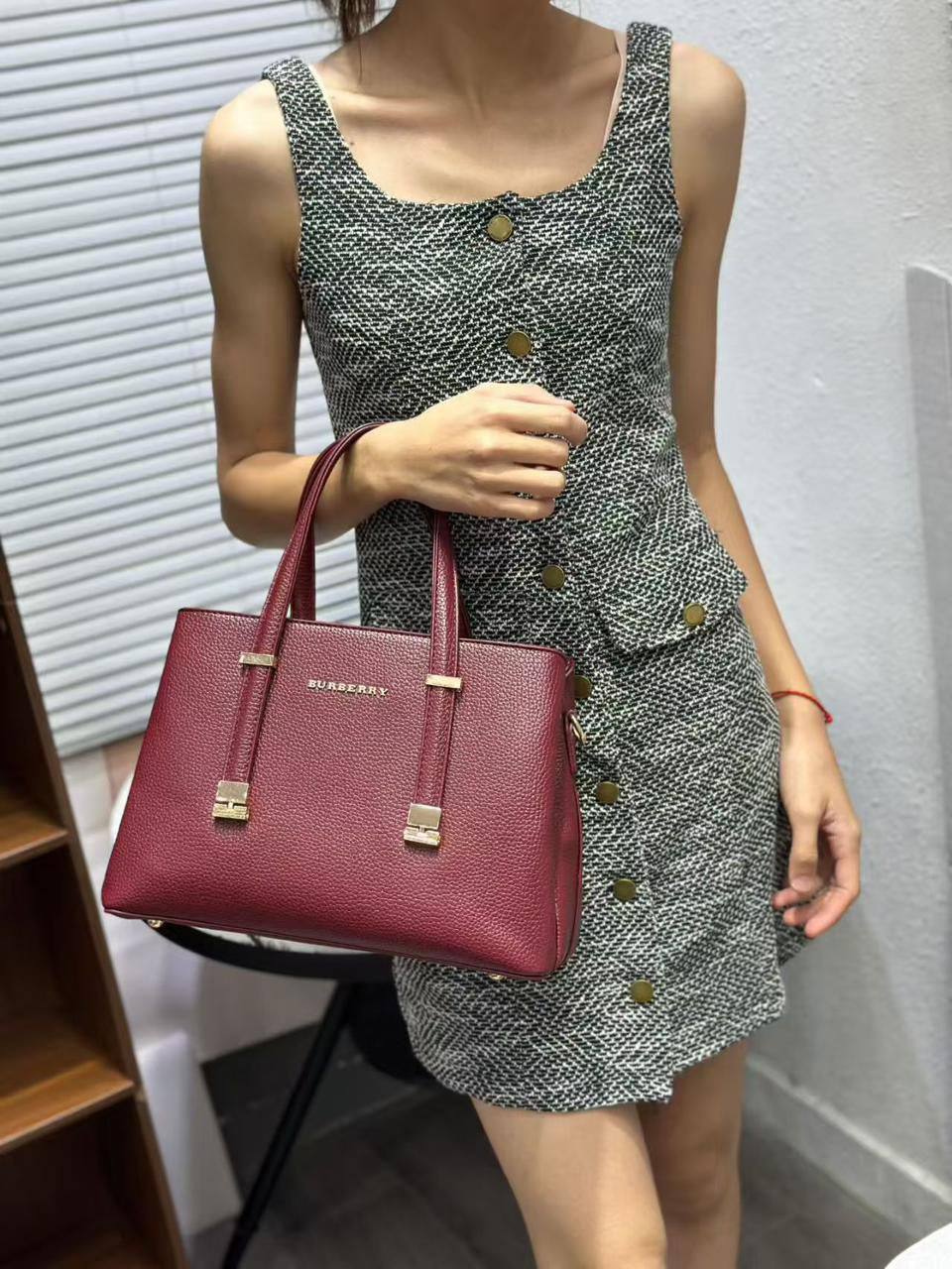 Burberry 

95 dhs❣️

Zain253
♥️♥️♥️