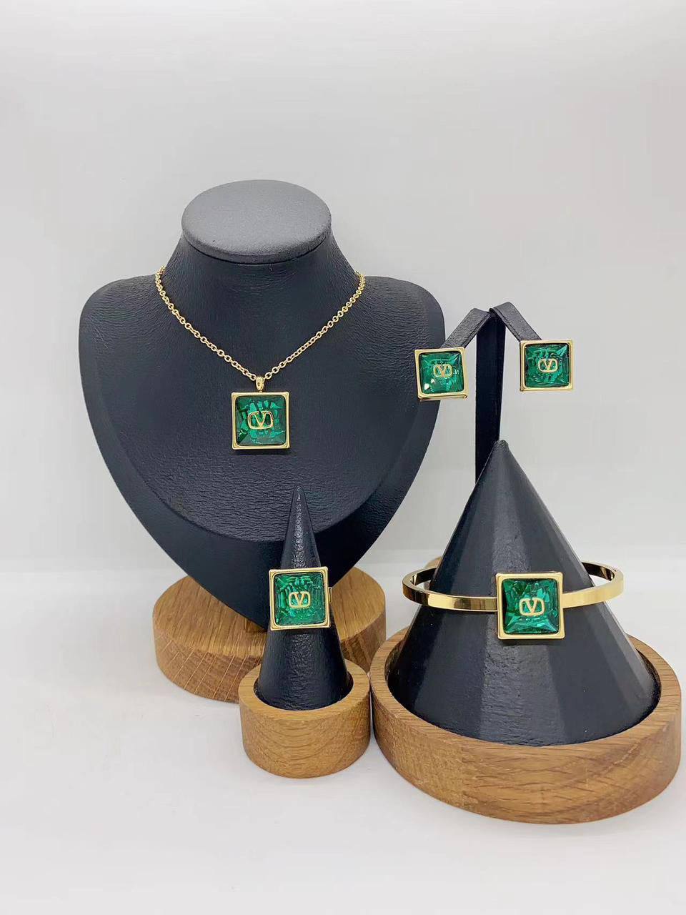 *Stainless steel SET 💯*
Necklace ❤️‍🩹
Earring 🍁
Breslat ❣️
Ring 💍 free size
With normal boxes 📦 
And paper bag 🛍️
45 dhs🪙🌨️

Zain216
♥️♥️♥️