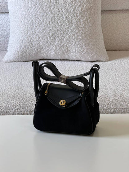 Hermes Lindy velvet 18cm💕master quality😍

with box❤️
🎁🎁🎁

550 dhs🪙🖤🇦🇪

Zain52
♥️♥️♥️