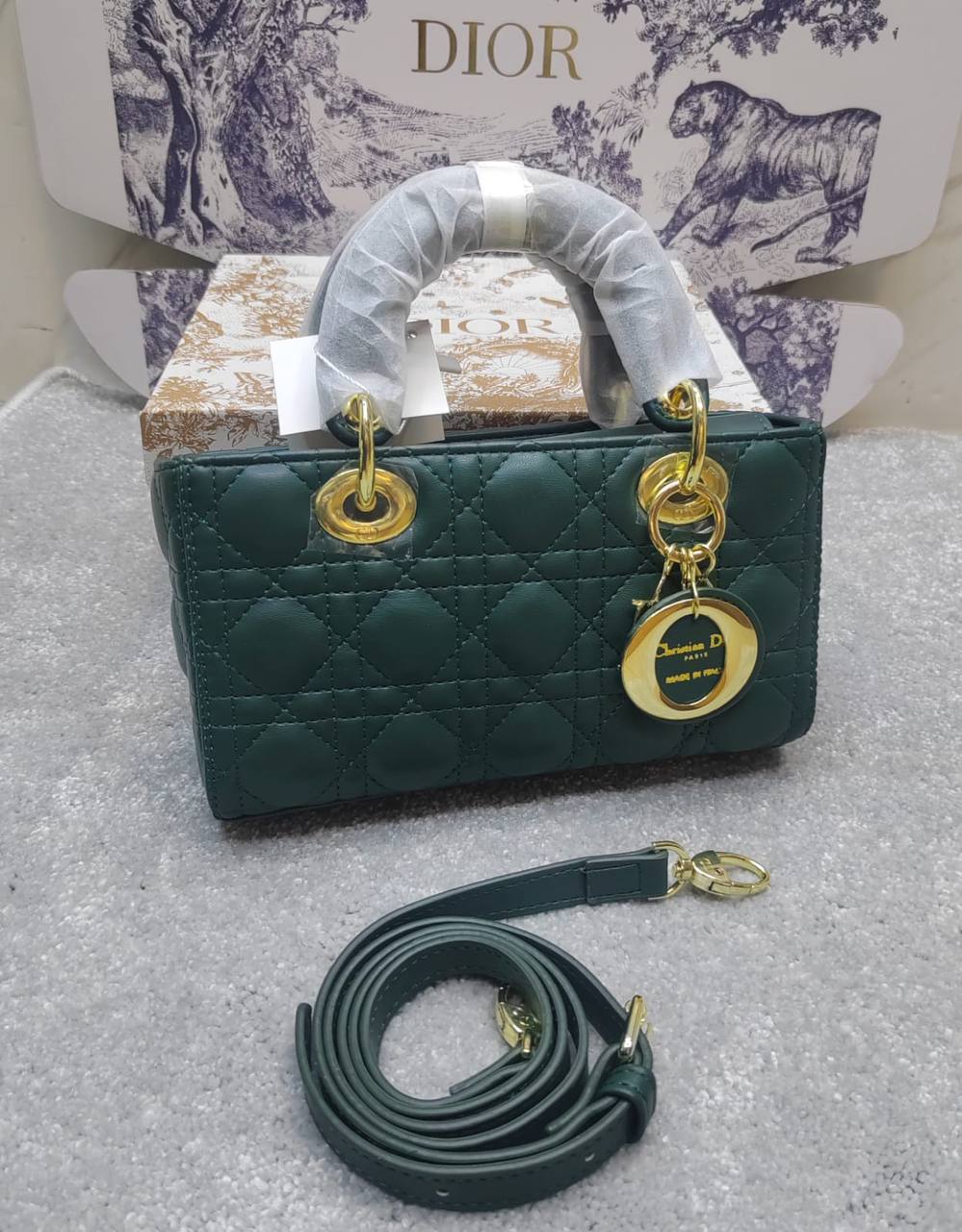 Dior
high quality
120 dhs🇦🇪🇦🇪
with box

Zain143
♥️♥️♥️